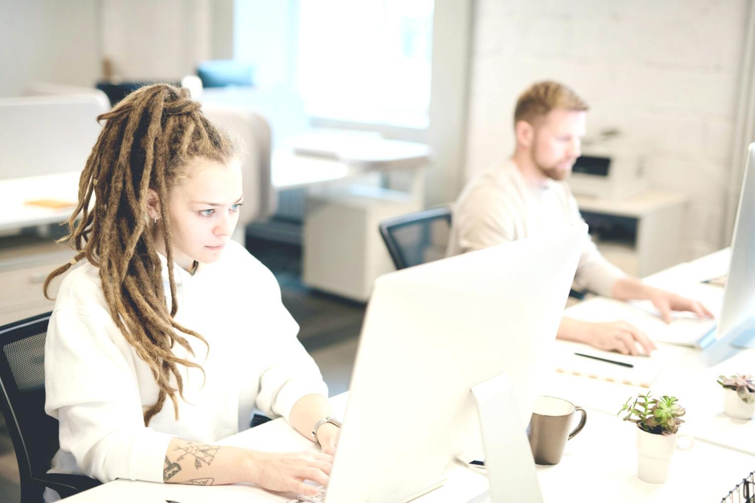 Команда специалистов Keltron проводит тренинг по командной работе