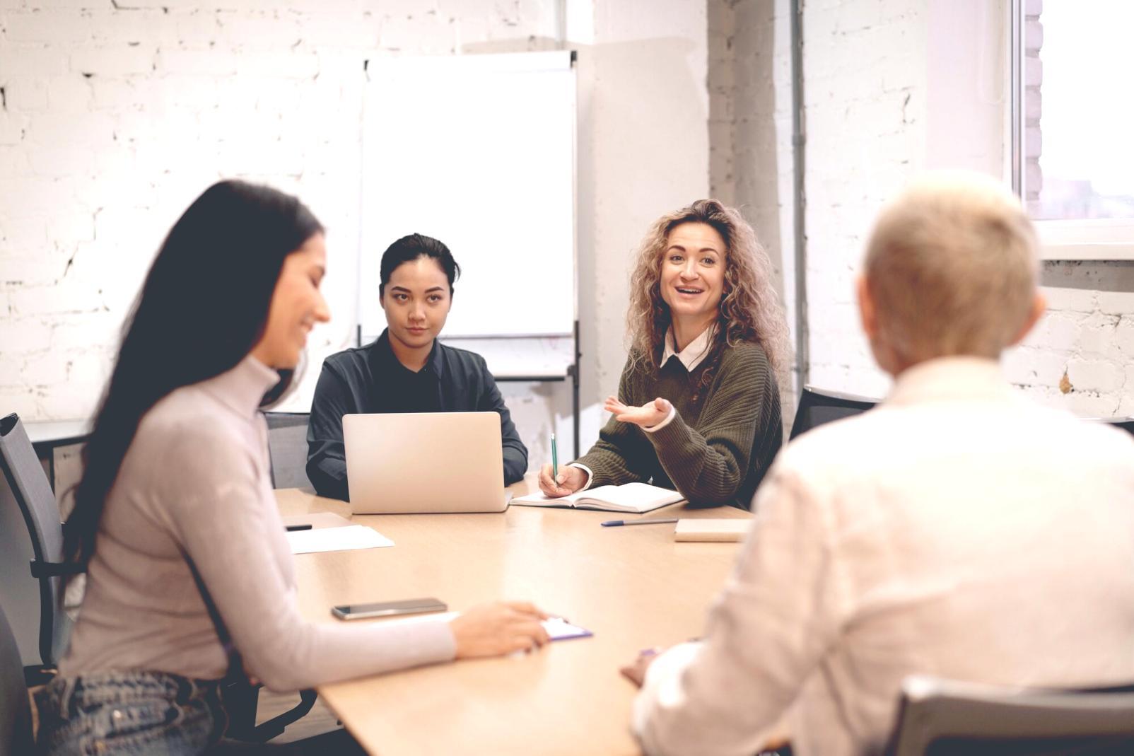 Современный офис Keltron с открытым пространством для командной работы