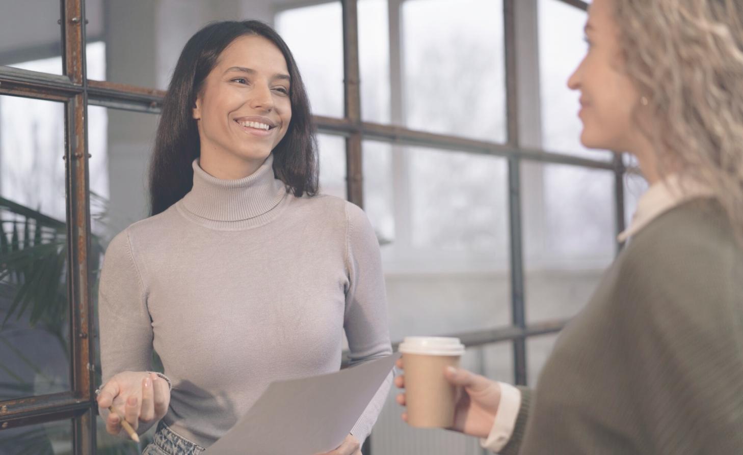 Команда специалистов работает над проектом в современном офисе